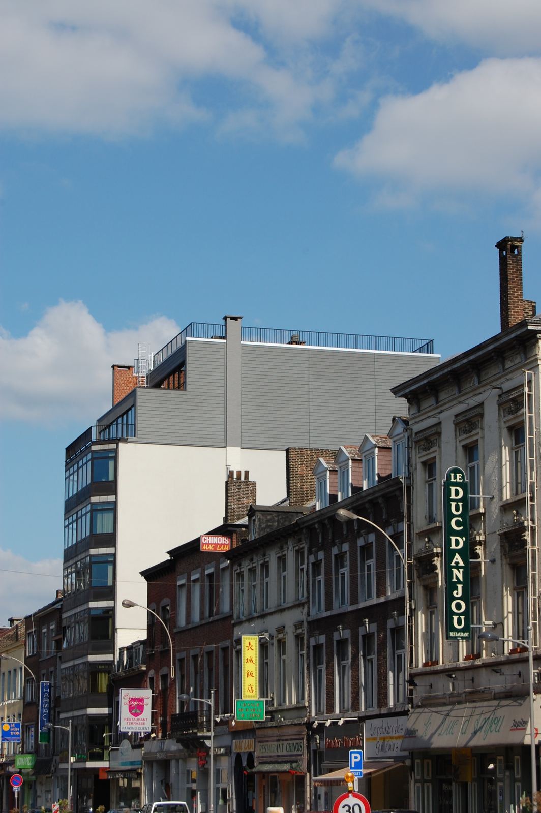 Rénovation des menuiseries extérieures d'un bâtiment de 8 niveaux et enveloppe générale du bâtiment pour isolation thermique