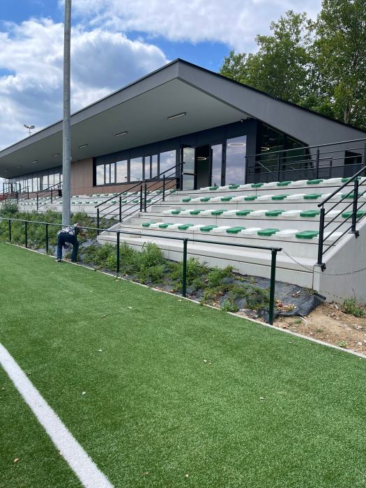 Aménagement d'un stade de football comportant une tribune et un terrain synthétique au Centre sportif de Wavre, photo 3