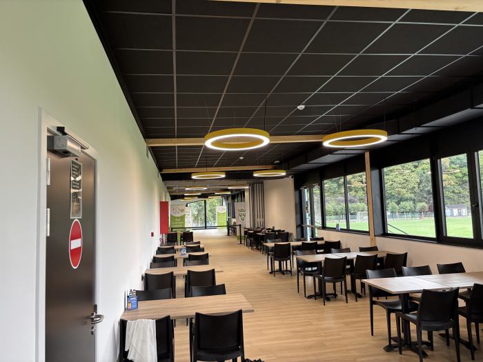 Aménagement d'un stade de football comportant une tribune et un terrain synthétique au Centre sportif de Wavre, photo 2